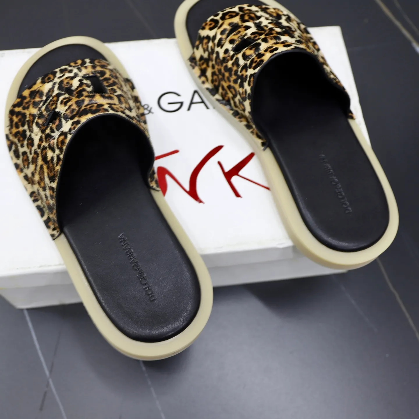 Ex-factory price: 340💰🙅‍♂️🙅‍♂️🙅‍♂️ Brand: DG Standard code: 38-44 (45 customized) Grade: Same as the official website Material: Original leather design Original lightweight wear-resistant molded outsole Style category: Men's fashion sandals Distinguished luxury brand elements Top luxury Color: Actual picture color